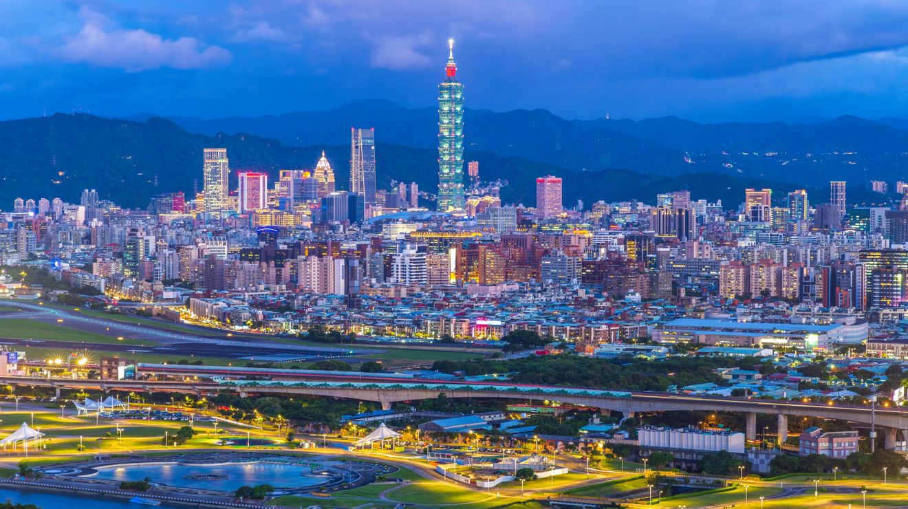 Taipei-skyline-airport